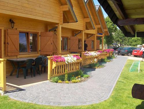 2 bedrooms, 5 beds