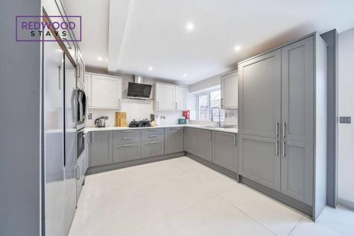 HUGE 5 Bed 3 Bath House For Contractors & Families, X2 FREE PARKING, WiFi & Netflix in ฟาร์นโบโร่