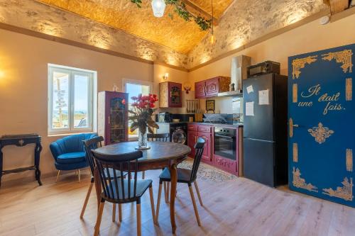 Kitchen, Logement feerique SPA & terrasse - proche Pezenas in Coulobres