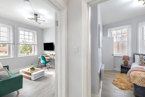 1bed Gem in North London next to Hornsey Station, Лондон