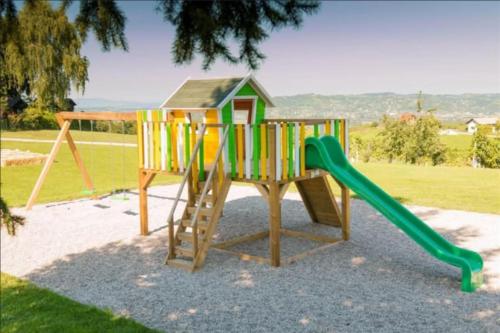 A környék, Green Hill in Zgornja Ribnica