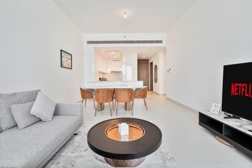 Grand 3BR APT with Pool, Gym and 2 Parking Spaces, Дубай (фото 6)
