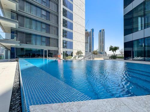 Grand 3BR APT with Pool, Gym and 2 Parking Spaces, Дубай (фото 4)