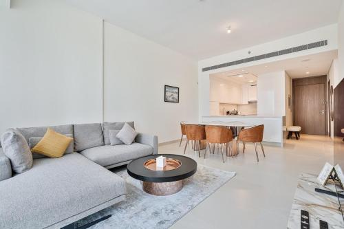 Grand 3BR APT with Pool, Gym and 2 Parking Spaces, Дубай (фото 7)