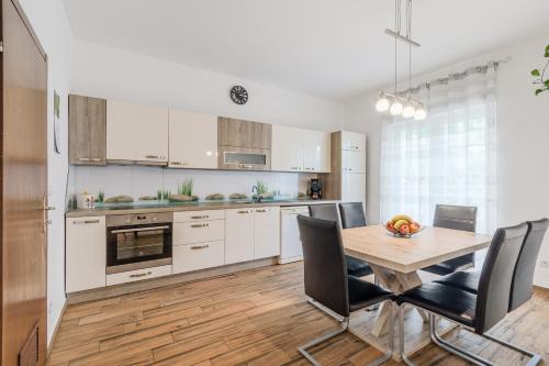 Apartment Stella with Two Bedrooms & Free Parking Spot