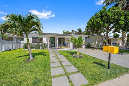 Modern Mid-Century Beach Bungalow – khách sạn tại Lake Worth