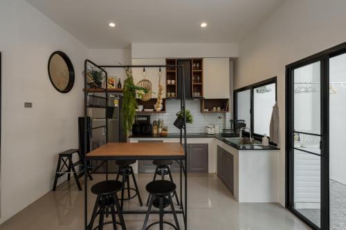 Stylish Modern Home 4BR 200m BTS 10min ThongLo - image 14