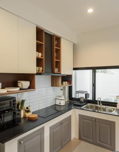 Stylish Modern Home 4BR 200m BTS 10min ThongLo - image 13