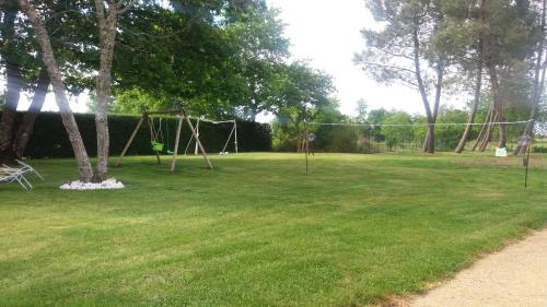 Spēļu laukums, Chambre d'Hotes L'Airial in Lipostija