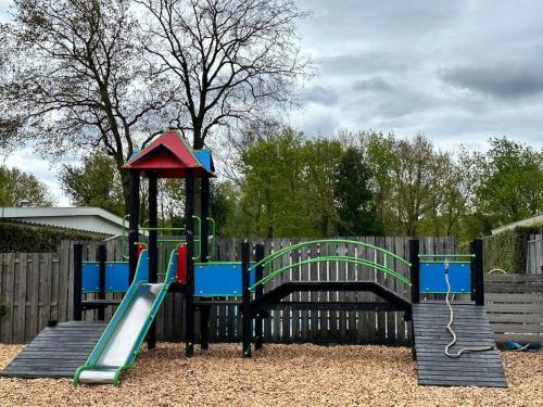 Parque infantil, Peaceful chalet with free parking and bikes in Putten