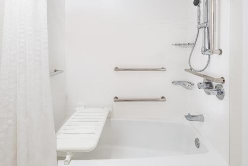 King Studio with Sofa Bed and Adapted Tub - Mobility and Hearing Accessible