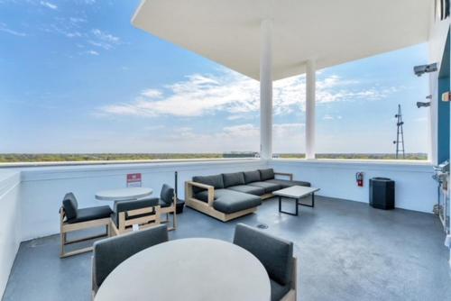 Stunning & Luxurious 2Bed 2Bath Open floor plan near The Sanctum Cafe