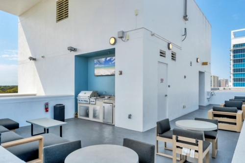 Stunning & Luxurious 2Bed 2Bath Open floor plan near The Sanctum Cafe