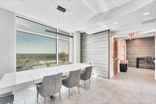 Stunning & Luxurious 2Bed 2Bath Open floor plan near The Sanctum Cafe