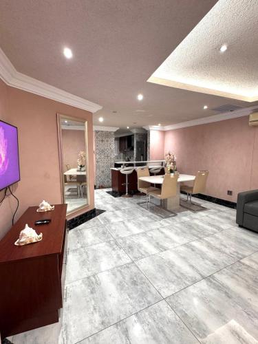 Accommodation Front - Spectacular 2 Bedroom with Canal Views Near Ushaka, Дурбан
