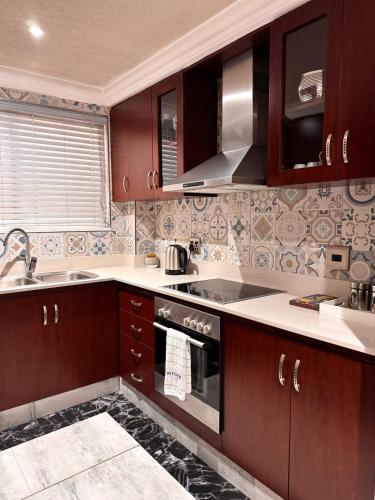 Accommodation Front - Spectacular 2 Bedroom with Canal Views Near Ushaka, Дурбан (фото 4)