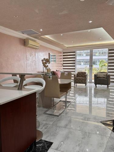 Accommodation Front - Spectacular 2 Bedroom with Canal Views Near Ushaka, Дурбан (фото 6)