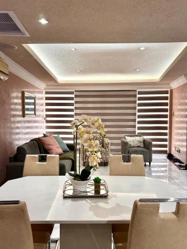 Accommodation Front - Spectacular 2 Bedroom with Canal Views Near Ushaka, Дурбан (фото 10)