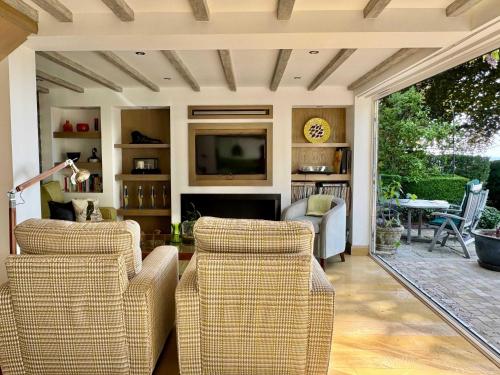 2-Bed Cottage Garden Views near the Peak District in Prestbury