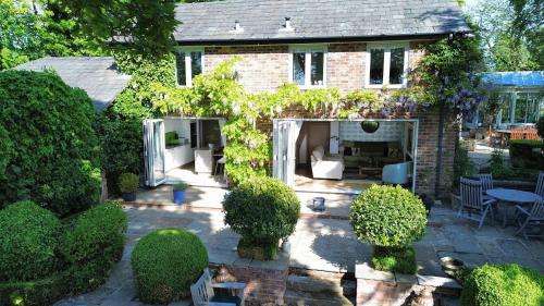 2-Bed Cottage Garden Views near the Peak District in Prestbury