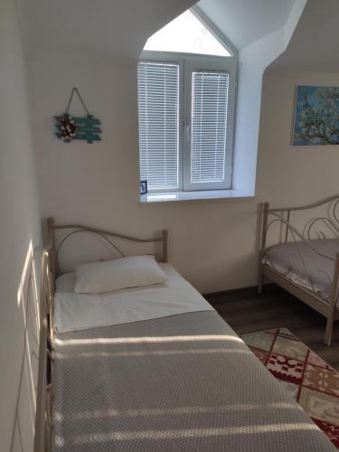 1 queen bed, 2 twin beds