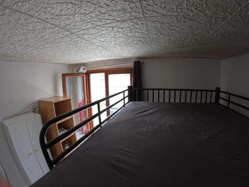 Chambre 2 lits pour 4 personnes metro 5 - image 13