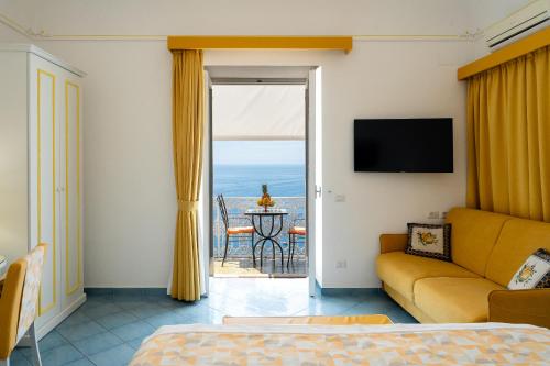 Deluxe Double Room with Balcony and Sea View image 5