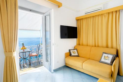 Deluxe Double Room with Balcony and Sea View image 7