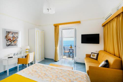Deluxe Double Room with Balcony and Sea View image 10
