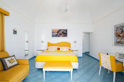 Deluxe Double Room with Balcony and Sea View image 4