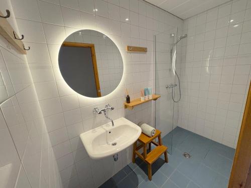Shower, Boutique tent 'Pruum' op een unieke plek in het groen met luxe bed in Warnsveld