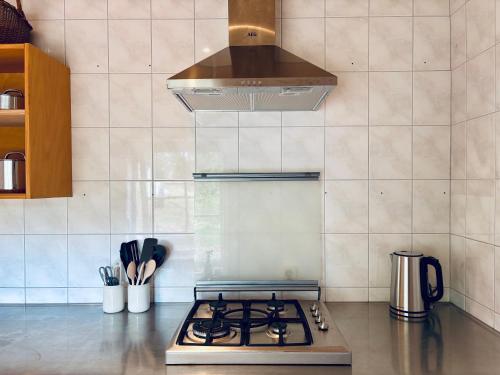 Kitchen, Boutique tent 'Pruum' op een unieke plek in het groen met luxe bed in Warnsveld