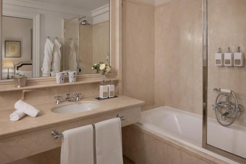 Classic Double or Twin Room image 6