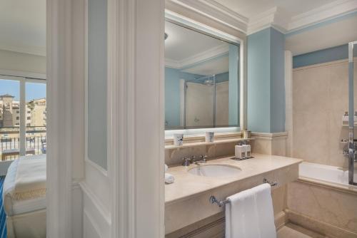 Deluxe Double or Twin Room with River View image 5