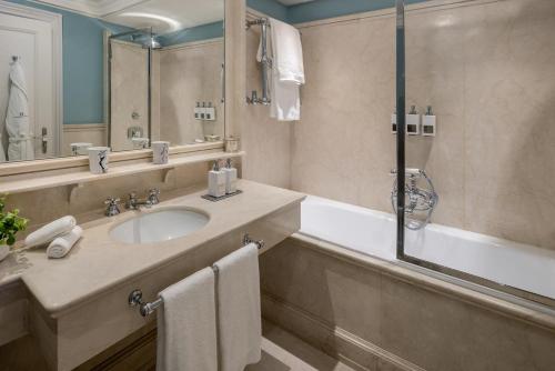 Superior Double or Twin Room with River View image 6