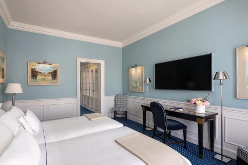 Superior Double or Twin Room with River View image 3