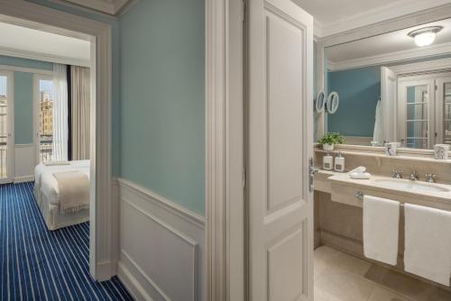 Superior Double or Twin Room with River View image 5