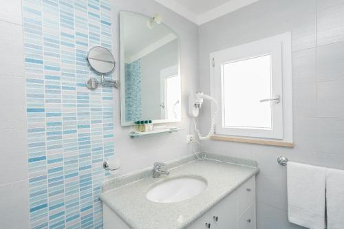 Deluxe Double Room with Balcony and Sea View image 1