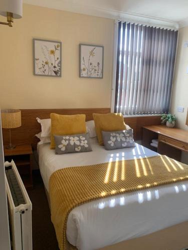 The Dickens Bar & Inn - image 9