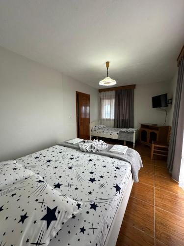 1 double bed, 1 twin bed