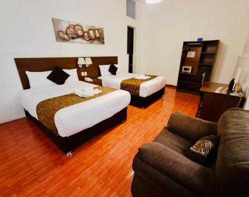 Twin Room image 10