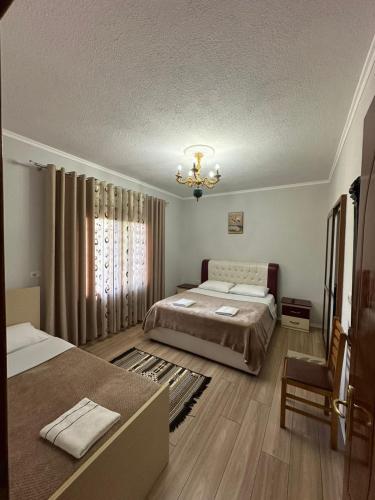 1 double bed, 2 twin beds