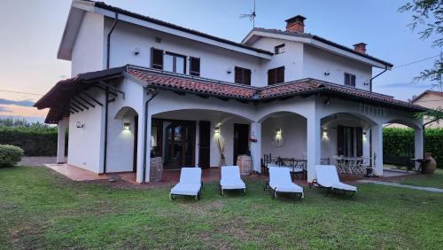  Casa Caginia 300mqgiardinopalestra e biliardo in Tigliole