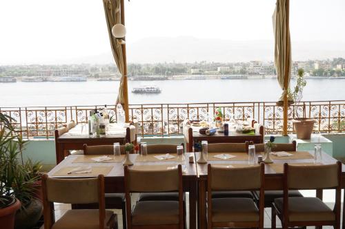 ระเบียง/ชานเรือน, Merry Land Hotel & Roof Top Nile Restaurant Luxor near สนามบินนานาชาติลักซอร์