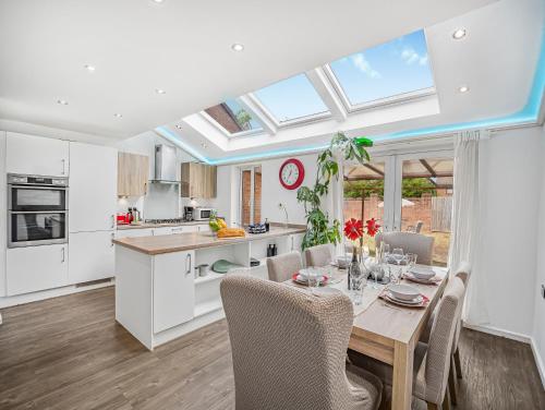 Chic Riverside Retreat Salford 4bd free parking