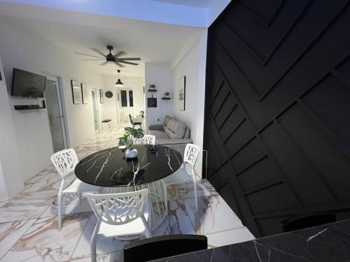 VSS Minimalista in Arecibo - Sleek and Serene Stay Near Beaches in Jarealito