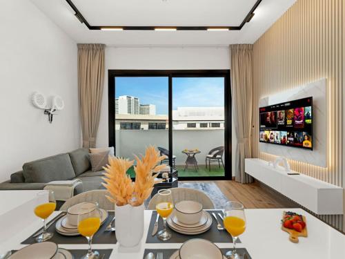 Brand New Luxury Apartment in JVC with Padel Court, Dubai (Foto 2)