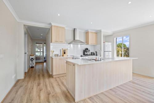 Sunny and roomy coastal getaway - image 3