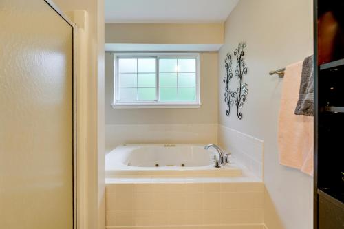 Pets Welcome Convenient Family Home in Westland! in อิงค์สเตอร์