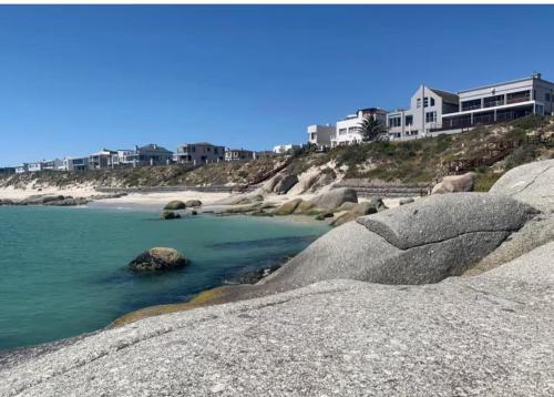 Waterfront Villa Retreat, Langebaan – khách sạn tại The Cove